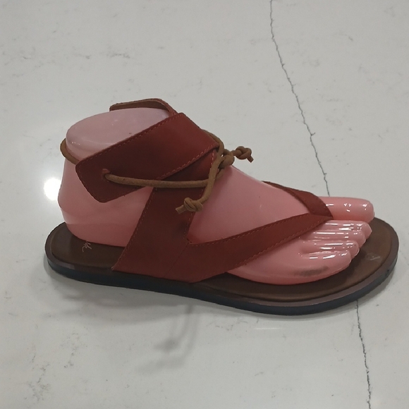 Sanuk Red Oak  Sandals Leather New Without Tag Or Box Sz 7 - Picture 1 of 6